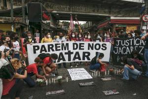 Manifestantes tildan de masacre operación policial en Brasil