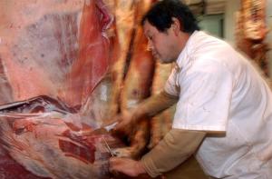 Argentina suspende por 30 días las exportaciones de carne para frenar inflación