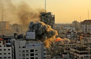 Imágenes impactantes: Así cayó la torre de TV Palestina tras ataque israelí