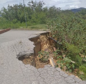 Vecinos de Ciudad Casarapa en Guarenas claman porque la vía principal sea reparada (FOTO)