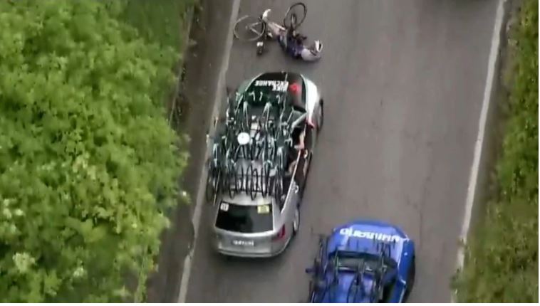 El preocupante momento que un auto atropelló a ciclista en el Giro de Italia (Video)