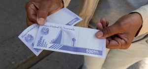 Aumento del salario mínimo no resuelve los problemas de los trabajadores venezolanos, asegura especialista