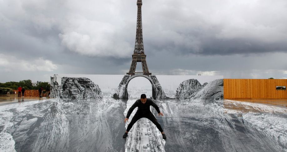 FOTOS: Una ilusión óptica hace ‘flotar’ la torre Eiffel sobre un enorme barranco