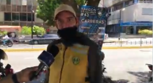¿Hasta cuándo vas a seguir destruyendo el país?: Ciudadano descarga su indignación con Maduro sobre el salario mínimo (Video)