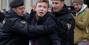 Fue detenido un periodista bielorruso exiliado durante escala imprevista en aeropuerto de Minsk