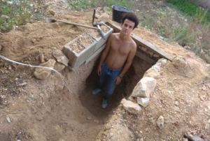 Tras disputa con su madre se puso a cavar y ahora cuenta con una cueva con Wifi (Fotos y Videos)