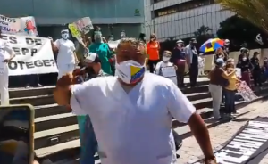 EN VIDEO: El clamor desesperado de un trabajador de la salud retumba en las calles de Caracas