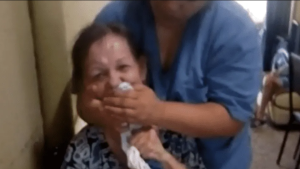 Abuelos torturados y amarrados: Las aterradoras imágenes del “geriátrico del horror” en Argentina