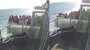 El aterrador momento en el que un balcón lleno de gente cae al vacío en Malibú (VIDEO)