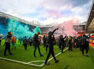 IMÁGENES: Cientos de hinchas del Manchester United invadieron estadio en protesta contra los dueños del equipo