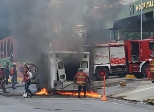 En imágenes: Ambulancia se incendió frente al Hospital Militar este #17May