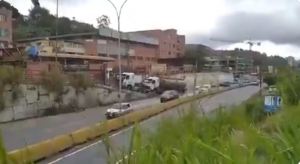 ¡Insólito! Remolcaron una gandola de gasolina accidentada en la carretera Panamericana (Video)
