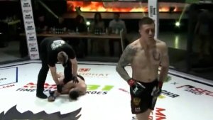 Luchador de MMA quedó inconsciente en plena pelea y el árbitro fue blanco de críticas (Video)