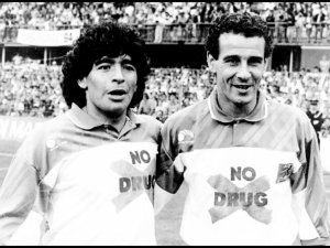 De multicampeón con el Barcelona y jugar con Maradona a caer en las drogas y vivir en la calle