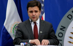 Enviado de Biden reiteró preocupación por crisis política en El Salvador tras reunión con Bukele