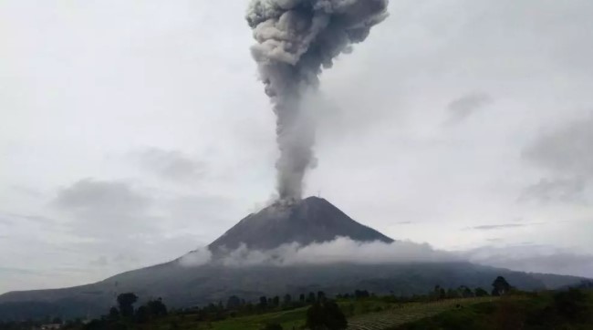 Volcán Sinabung lanza una alta columna de humo en Indonesia