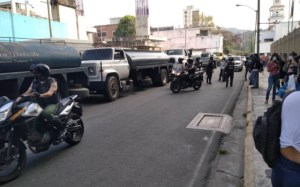 Camiones cisternas trancaron la Av. Bolívar de Los Teques por escasez de gasolina #14May (Foto)