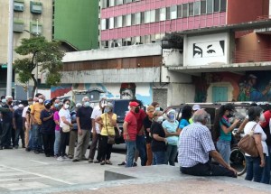 Filas y desinformación: Así inició el régimen la vacunación “masiva” contra el Covid-19 en Venezuela