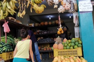 Comprar fruta se ha vuelto un lujo: El cambur es la más accesible