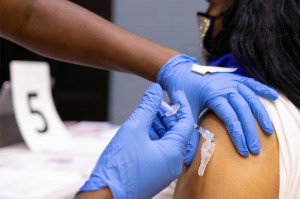 Los CDC de EEUU investigan posibles problemas cardíacos en adolescentes y adultos vacunados