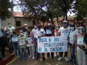 Honor a los mártires de la salud: Protestaron en Caraballeda exigiendo vacunas y mejoras en los servicios públicos