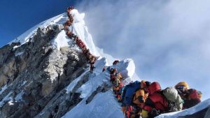 Unos 150 escaladores hacen cima en el Everest a pesar del brote de Covid-19