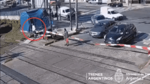 Impactante VIDEO: Así el conductor de un tren en Argentina evitó el suicidio de un adolescente