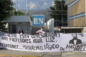 Estudiantes protestan a las afueras de la sede de El Nacional en rechazo a la toma ilegal de sus instalaciones (Video)