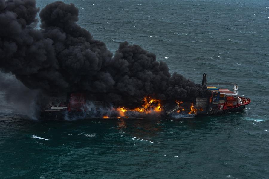 Temor a la lluvia ácida crece en Sri Lanka tras el incendio de un barco con productos químicos (fotos)