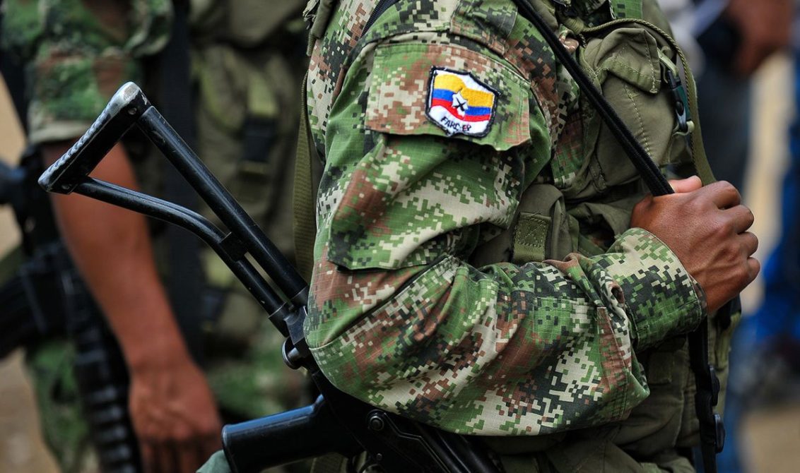 Tres militares murieron en ataque con explosivos en carretera rural de Colombia