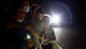 EEUU acelerará casos de petición de asilo de familias que permanecen en la frontera (Video)