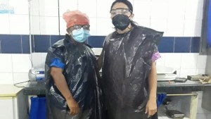 En la cuna del chavismo, enfermeras usan bolsas de basura como “trajes de bioseguridad” (FOTO)