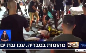 El linchamiento de un hombre árabe se transmitió en vivo mientras se cubría las manifestaciones en Israel