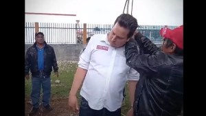 Simularon ahorcamiento de candidato mexicano a alcalde por incumplir promesas cuando era diputado (Video)