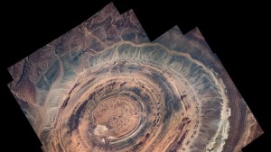 Nuevas imágenes desde el espacio revelan la cara más marciana del “Ojo del Sáhara” (FOTOS)