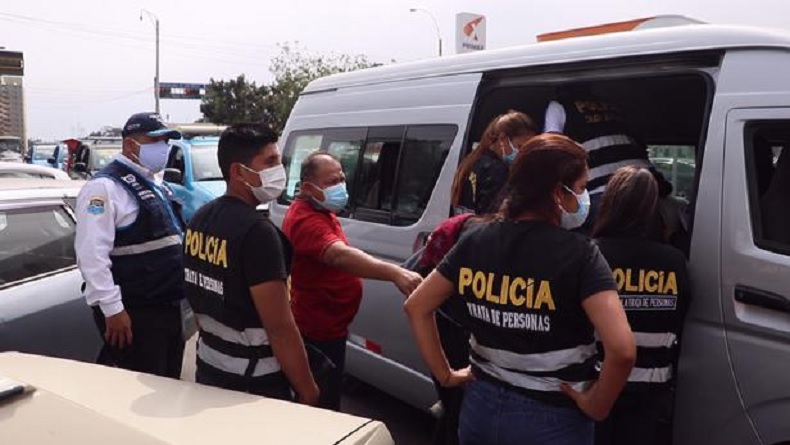 En Perú detienen a seis delincuentes tras explotar a niños que pedían limosnas y limpiaban parabrisas