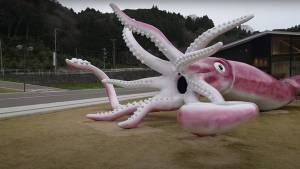 Una ciudad japonesa se gastó las ayudas para combatir el Covid-19 en una estatua de calamar gigante (video)