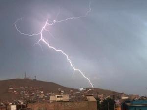 Capturan EN VIDEO la inusual tormenta de rayos que cayó sobre Perú este #24May