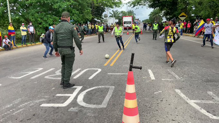 ¡VIRAL! Policías y manifestantes colombianos se enfrentaron, pero en un partido de fútbol (VIDEO)