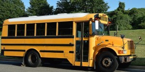 Cadete armado se escapó de su base y secuestró un autobús escolar con 18 niños en EEUU