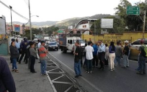 En Los Teques comenzaron las protestas por las tarifas del aseo