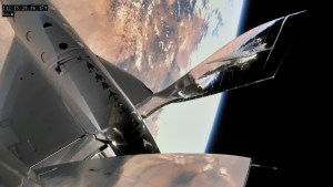 Virgin Galactic lanza su primer vuelo espacial tripulado desde su puerto espacial en Nuevo México