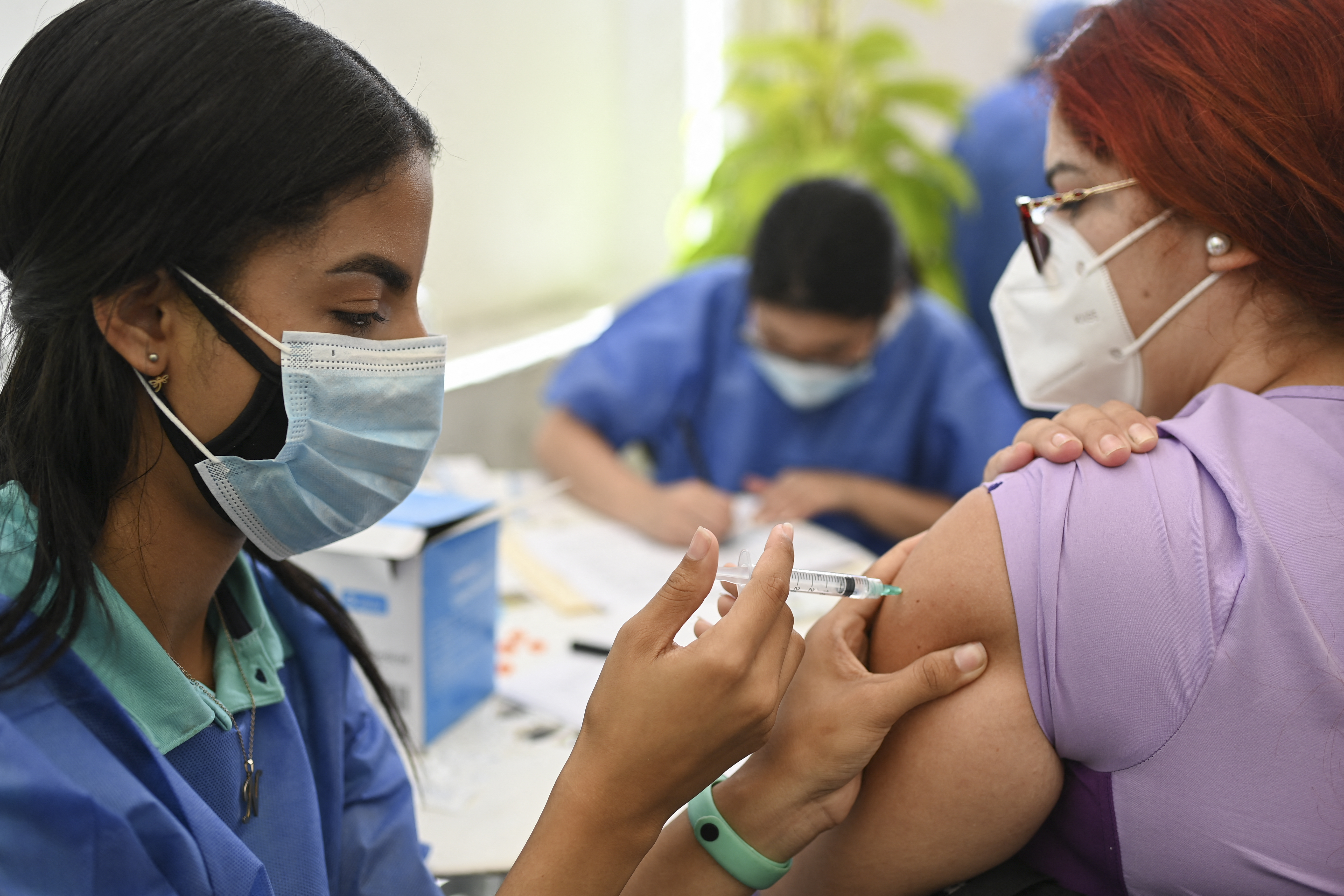 Plan de vacunación en Venezuela, “una luz” opacada por la angustia (Fotos)
