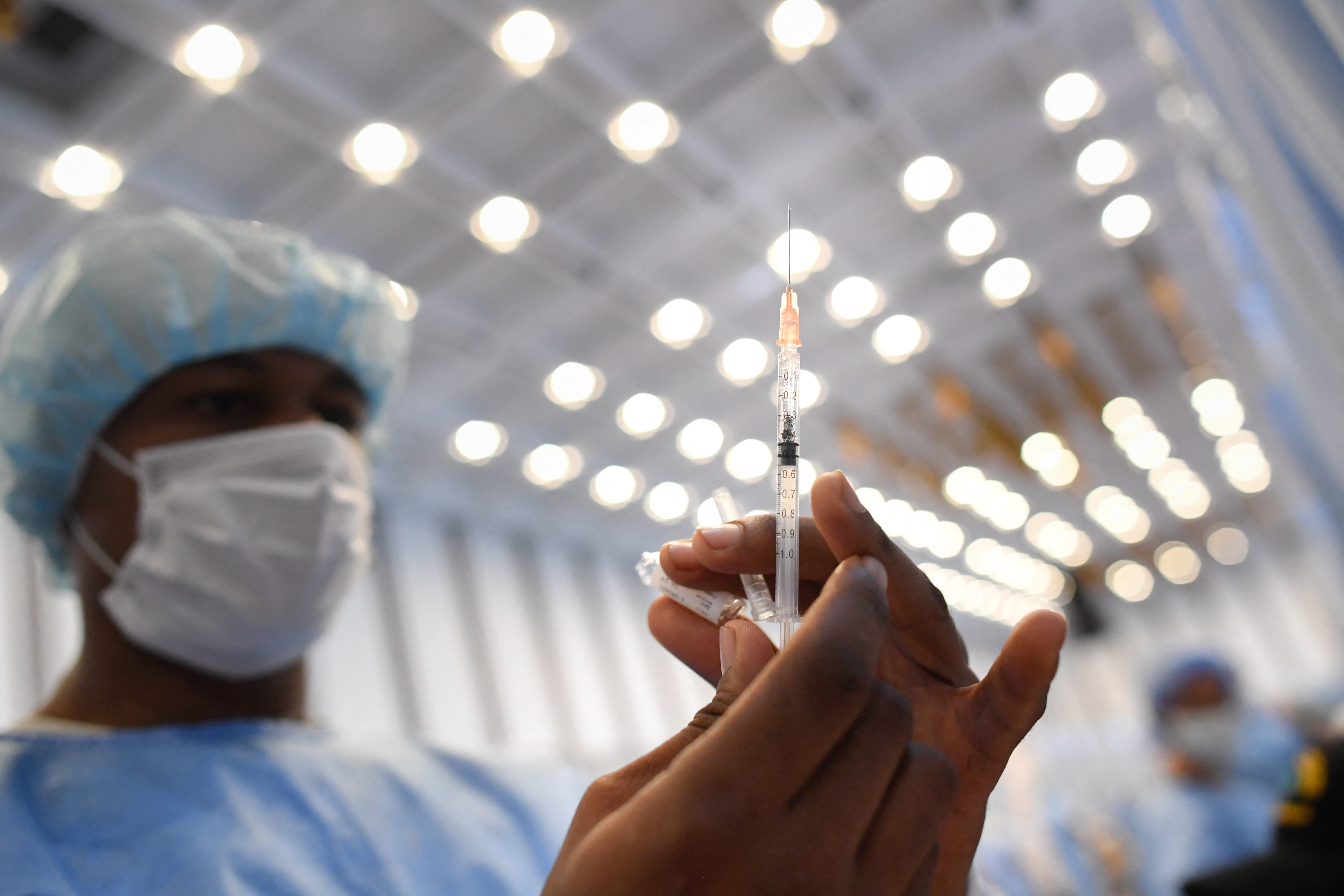 La OMS duda que una alta vacunación detenga la pandemia
