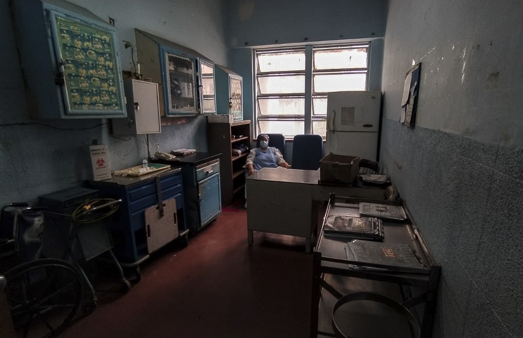 En las “entrañas” del destruido Hospital Clínico Universitario: Mucha vocación, porque el salario es de hambre (FOTOS)