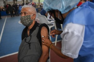 Médicos venezolanos aseguran que las cifras del régimen sobre la vacunación “son contradictorias”