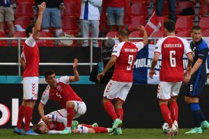 Escalofriante: Figura de Dinamarca se desploma en pleno partido debut en la Eurocopa (IMÁGENES)