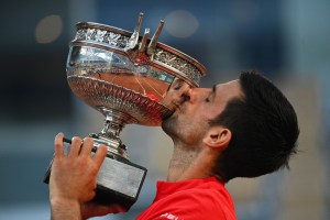 Djokovic reconquista París y alza su segundo Roland Garros