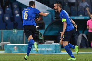Italia aplastó a Suiza con doblete de Locatelli para meterse en octavos de la Eurocopa