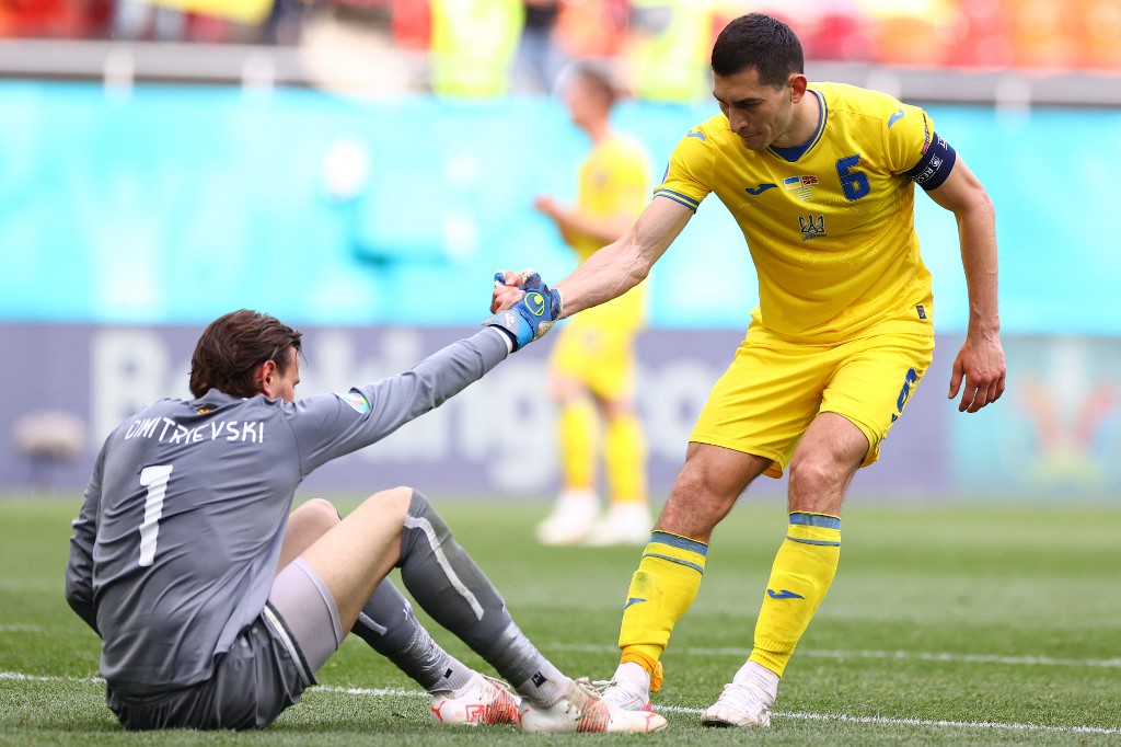 Ucrania logró sus primeros tres puntos en la Euro ante una peleona Macedonia